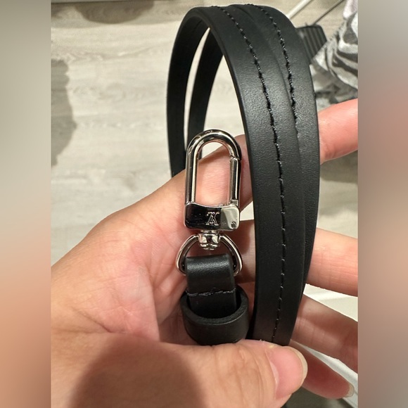 LV Easy Pouch on chain - Picture 8 of 8